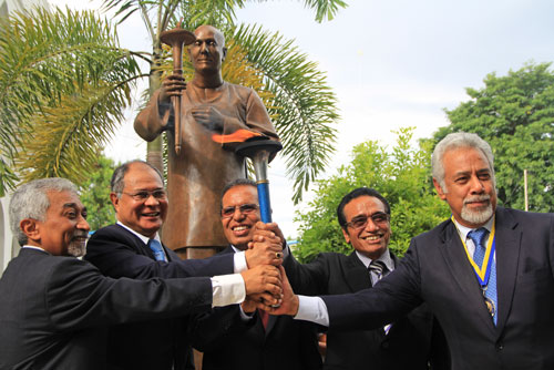statue-sri-chinmoy-1.jpg